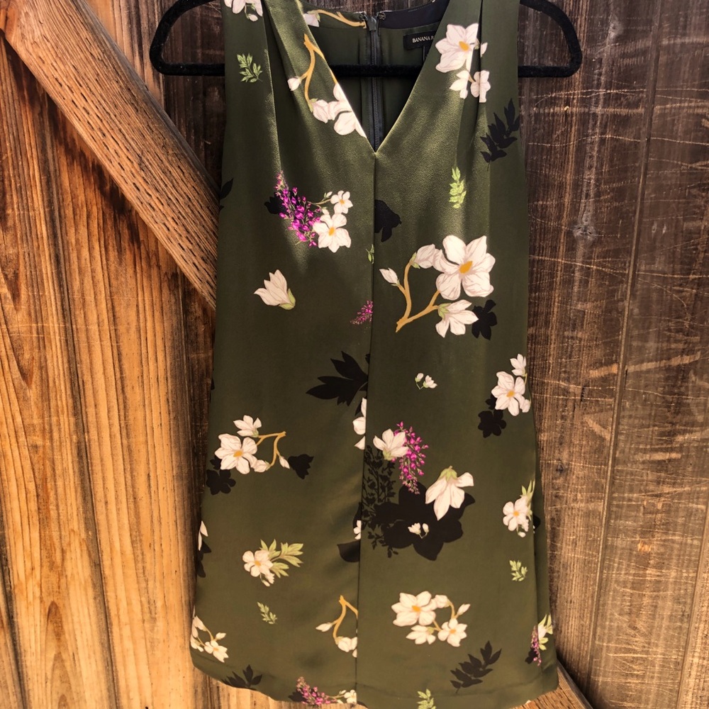 Fun and Flirty in Floral!  With Pockets!!! NWOT